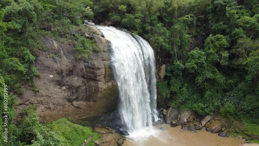 Queda d'água no interior do estado de São Paulo captada do alto por um drone 