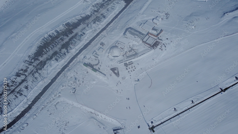 Visão aérea da estação de esqui de Farellones no Chile captada do alto por um drone em 2022. Visão aérea da estação de esqui de Farellones no Chile captada do alto por um drone em 2022.