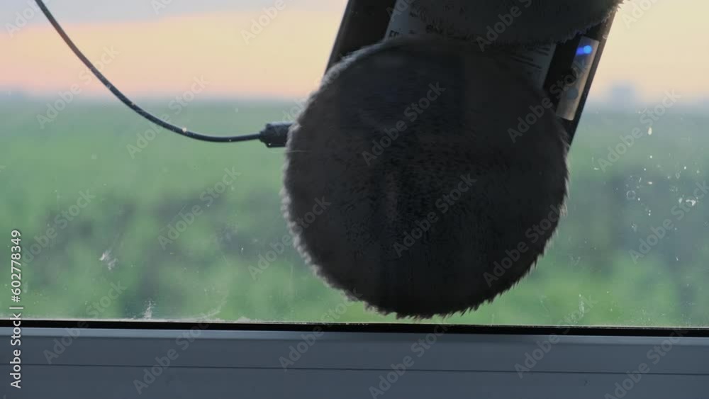 The auto window washer uses advanced technology to clean windows