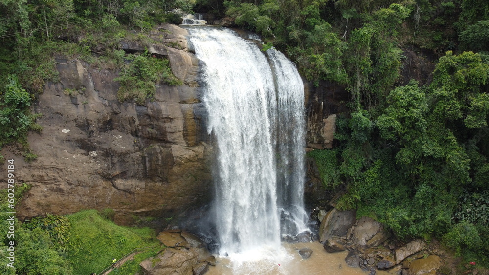 Visão aérea de uma cachoeira 'queda d'água' no interior do estado de São Paulo captada do alto por um drone em 2023. 