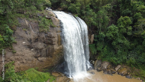 Vis  o a  rea de uma cachoeira  queda d   gua  no interior do estado de S  o Paulo captada do alto por um drone em 2023. 