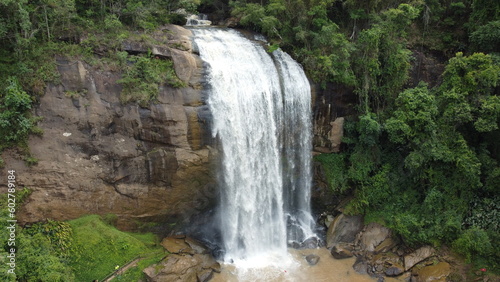 Vis  o a  rea de uma cachoeira  queda d   gua  no interior do estado de S  o Paulo captada do alto por um drone em 2023. 