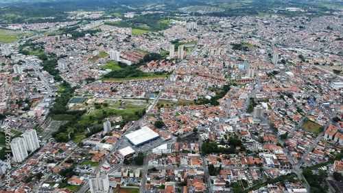 A cidade de "Mogi das Cruzes" em São Paulo - Brasil capturada por um drone em um dia de sol de 2023.  © rafaelnlins
