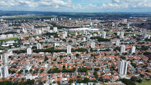 Fototapeta Naklejka Na Ścianę i Meble -  Visão aérea de um bairro da cidade de São José dos Campos captada do alto por um drone em São Paulo Brasil. 