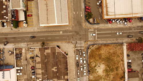 Vista aérea da cidade de Mogi das Cruzes, São Paulo, mostrando o centro urbano e o crescimento da cidade, com ruas e áreas residenciais, em uma imagem panorâmica photo