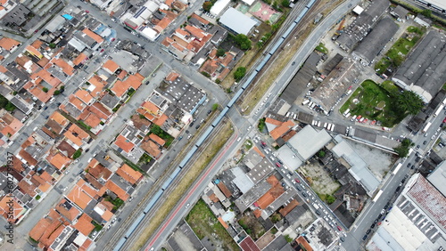 Visão aérea do trânsito da cidade de mogi das cruzes - sp - brasil captada do alto por um drone. 
