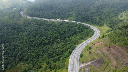 Visão aérea da rodovia brasileira mogi-bertioga atravessando a serra da cidade de mogi das cruzes captada por um drone no alto. 