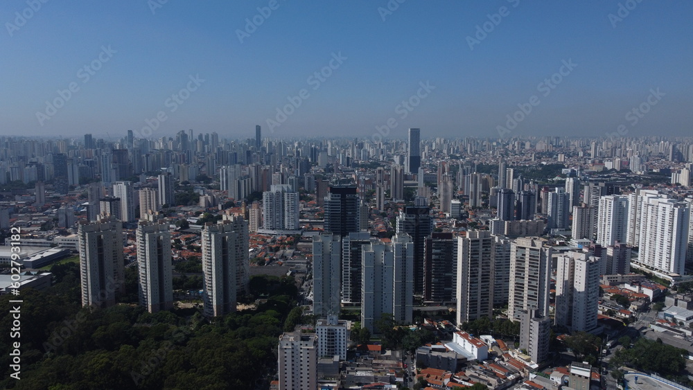 Visão aérea da cidade de São Paulo captada por um drone no alto do centro da cidade. 