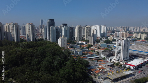 Visão aérea da cidade de São Paulo captada do alto entre os prédios no centro da cidade em 2023.  © rafaelnlins