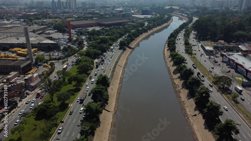 Visão aérea do trânsito da rodovia Marginal Tietê na cidade de São Paulo captada do alto por um drone em 2023.  © rafaelnlins