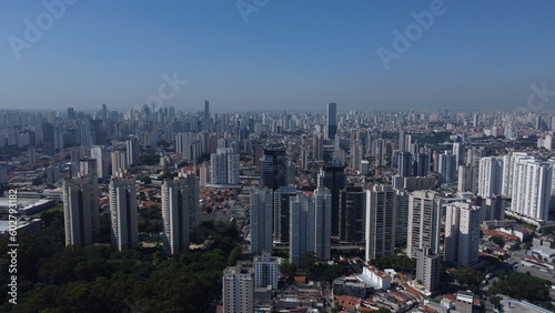 Vis  o a  rea da cidade de S  o Paulo captada por um drone no alto do centro da cidade. 