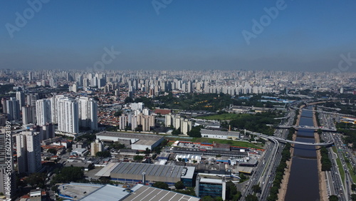 Visão aérea da cidade de São Paulo captada do alto entre os prédios no centro da cidade em 2023. 