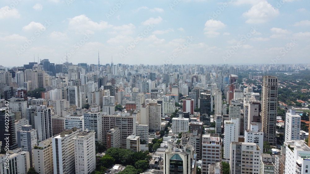 Prédios da cidade de São Paulo vista do alto por um drone em 2023. 