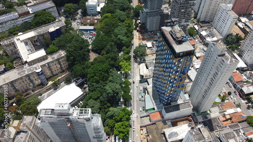 Visão aérea do trânsito da cidade de São Paulo captada do alto por um drone entre os prédios em 2023. 