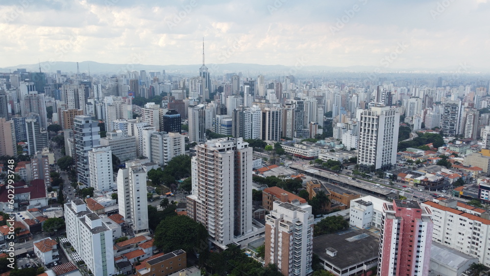 Naklejka premium Visão aérea da capital paulista captada do alto por um drone no meio dos prédios na cidade de São Paulo em 2023. 