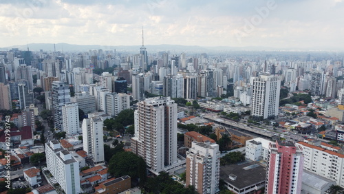 Vis  o a  rea da capital paulista captada do alto por um drone no meio dos pr  dios na cidade de S  o Paulo em 2023. 
