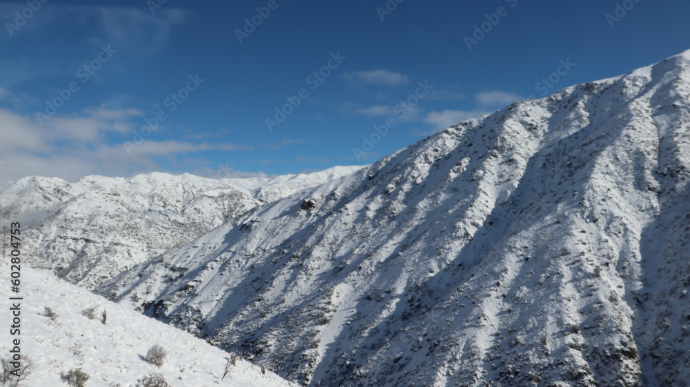 Montanha das Cordilheira dos Andes no Chile captada em um dia após nevasca de 2022. 