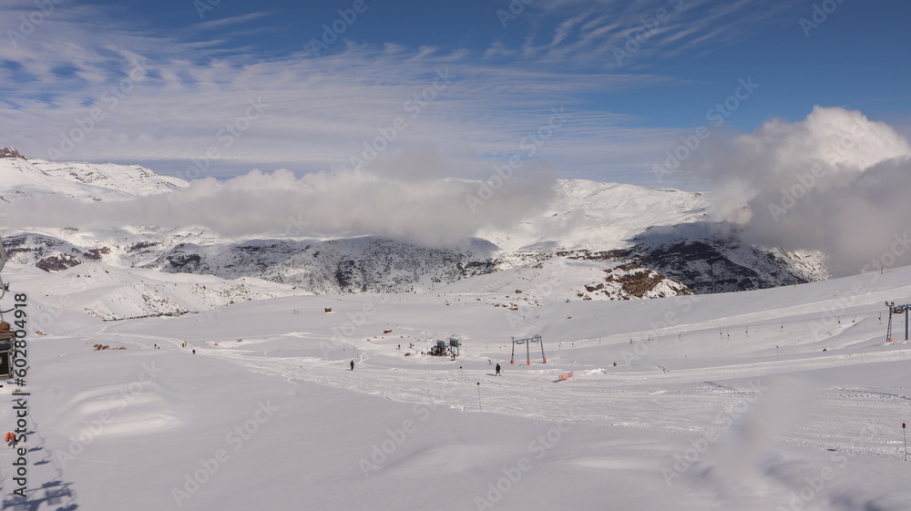 Montanhas nas cordilheiras dos Andes no Chile captada em um dia de neve de 2022. 