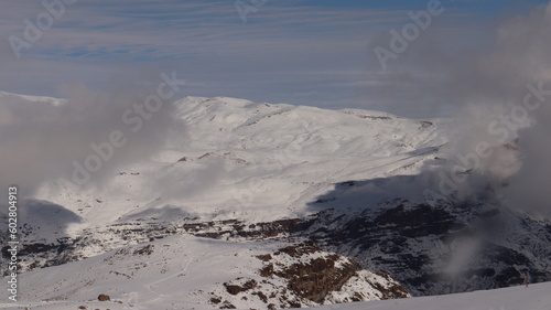 Montanhas nas cordilheiras dos Andes no Chile captada em um dia de neve de 2022. 