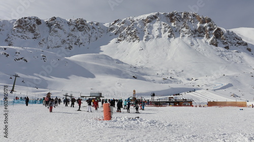 Turistas esquiando no parque Farellones no Chile em um dia de neve de 2022.  © rafaelnlins