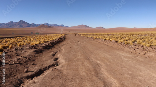 Rota do Deserto que atravessa o deserto do Atacama no Chile em um dia de sol de 2022. 