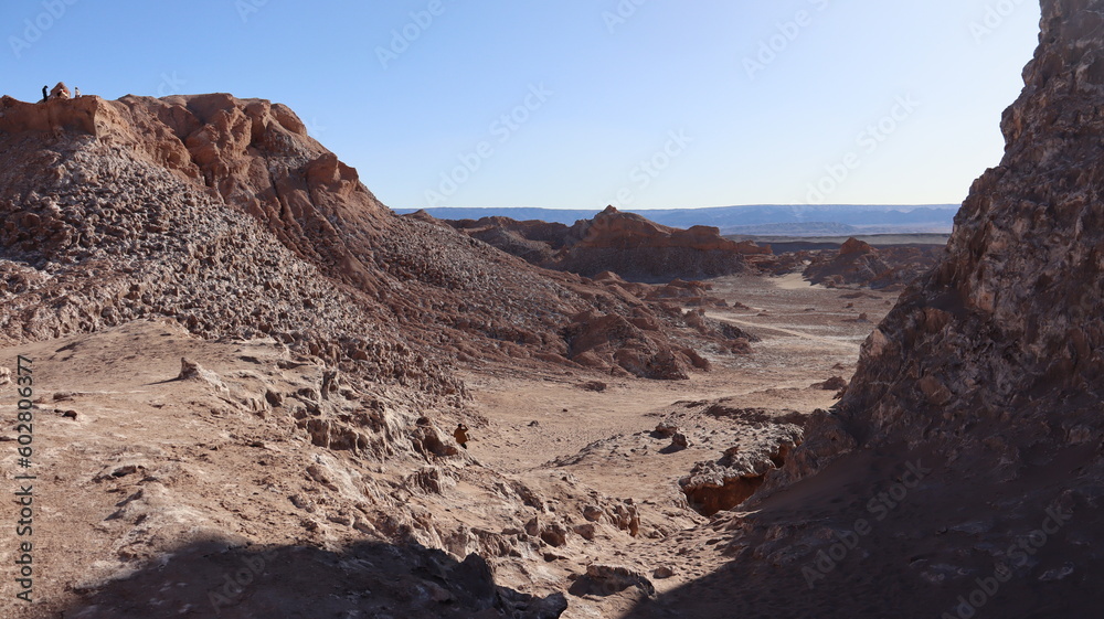 Paisagem do deserto do Atacama no Chile com visão das montanhas e formações rochosas. 