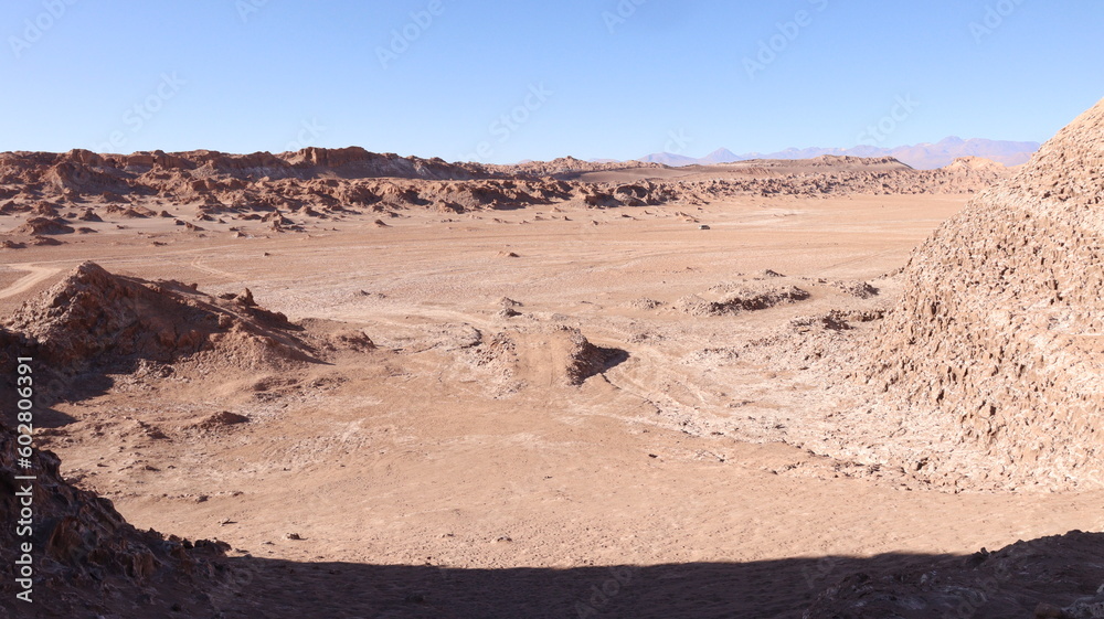 Paisagem do deserto do Atacama no Chile com visão das montanhas e formações rochosas. Paisagem do deserto do Atacama no Chile com visão das montanhas e formações rochosas.