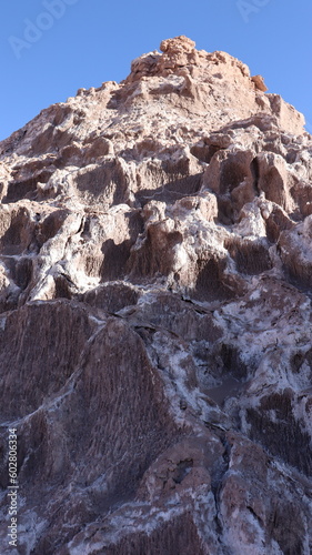 Formação rochosa no meio do deserto do atacama no Chile.  photo