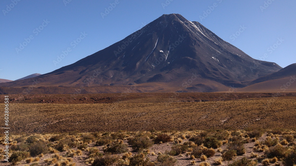 Montanha vulcanica no interior do deserto do atacama no Chile