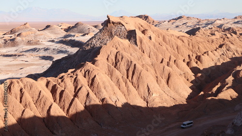 Conjunto de montonhas rochosas no deserto do Atacama no Chile captada do alto. 