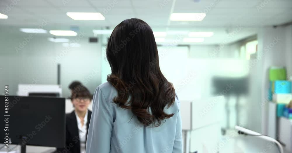 은행에 방문한 고객을 응대하는 은행원 은행에 방문한 고객을 응대하는 은행원