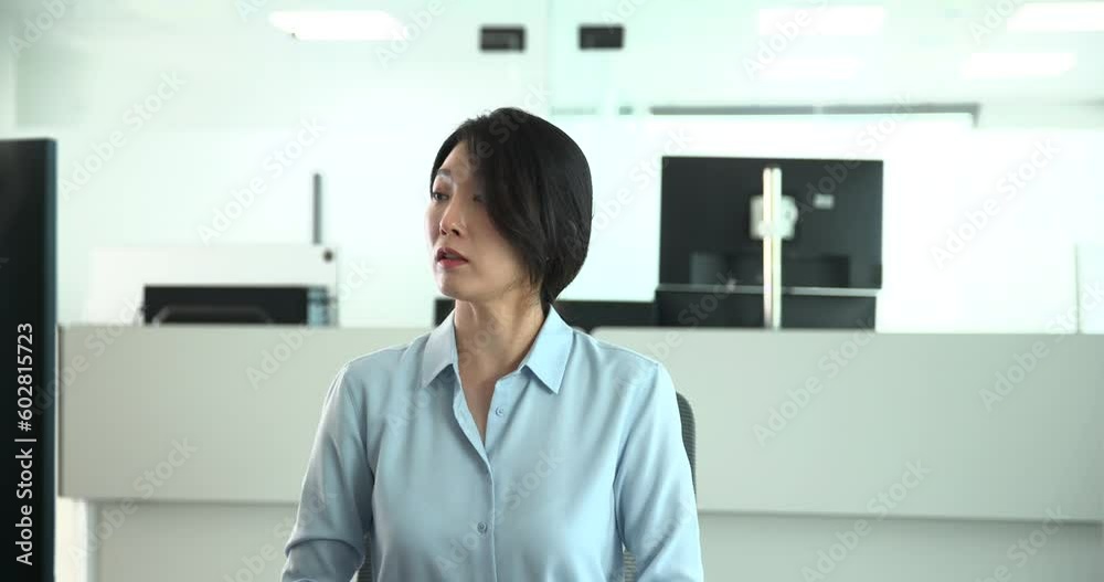 custom made wallpaper toronto digital모니터를 보며 고객에게 상품설명서를 안내하는 은행원