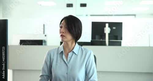 Wallpaper Mural 모니터를 보며 고객에게 상품설명서를 안내하는 은행원 Torontodigital.ca