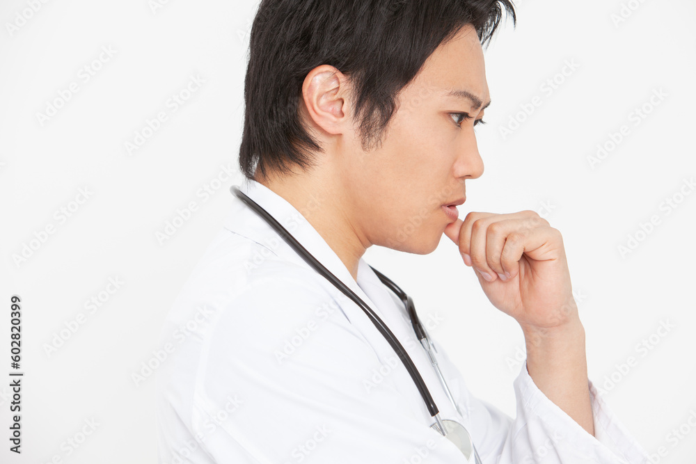 考え事をする男性医師 考え事をする男性医師