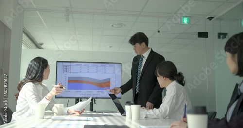 프리젠테이션 하는 남성 리더 