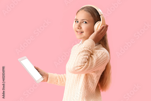 Little girl in headphones w...