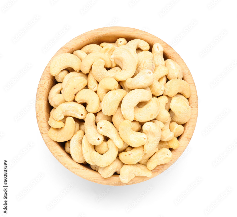 Fototapeta premium Bowl with tasty cashew nuts isolated on white background