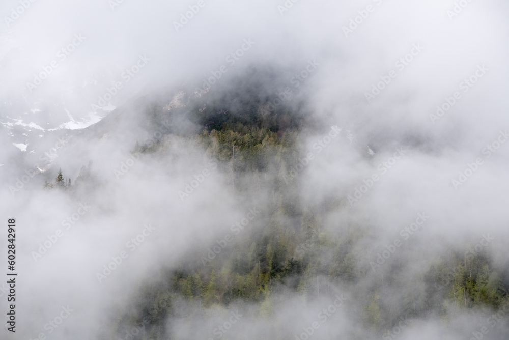 le splendide montagne delle dolomiti immerse in un manto di nuvole, la bellezza delle dolomiti in primavera
