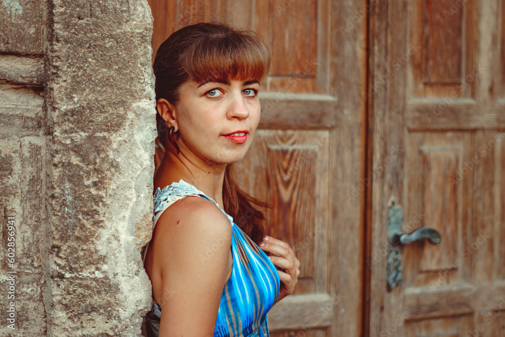 Fototapeta premium a young girl leaned against the wall