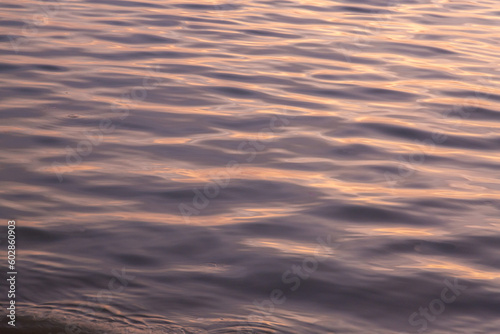 Foto Abstract seawater reflection during sunrise and sunset moment