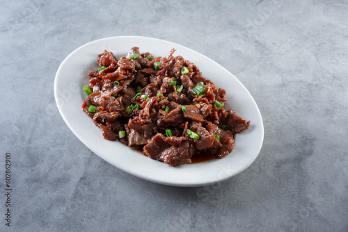 A view of a beef stir fry plate.