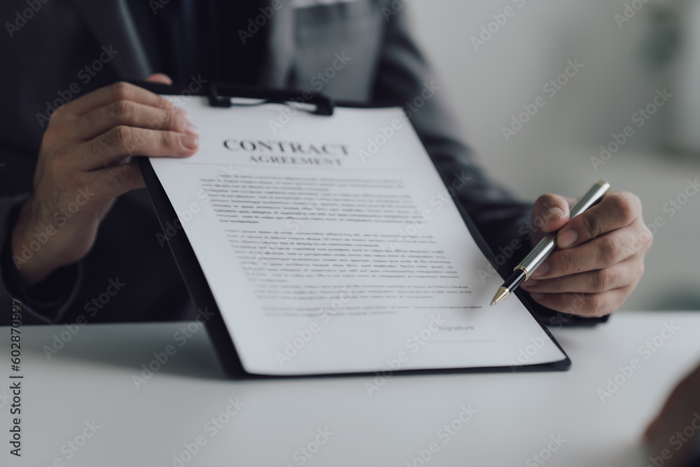 real estate agent Delivering sample homes to customers, mortgage loan contracts. Make a contract for hire purchase and sale of a house. and home insurance contracts, home mortgage loan concepts