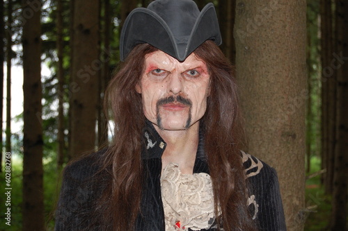 Portrait von Graf Dracula, er sieht ein wenig aus wie Lemmy von Motörhead