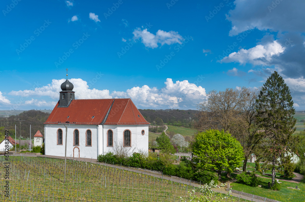 St Dionysius Kapelle in Gleiszellen-Gleishorbach, im Hintergrund die Oberrheinischen Tiefebene. Region Pfalz im Bundesland Rheinland-Pfalz in Deutschland