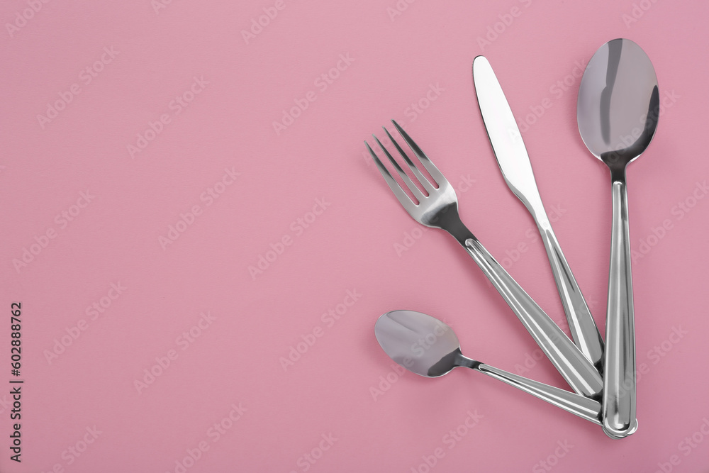 Stylish cutlery set on pink background, flat lay. Space for text - obrazy, fototapety, plakaty 