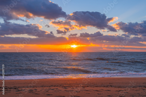 美しい夕暮れの海岸 © Rika