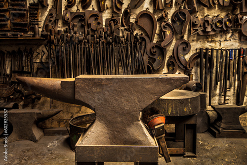 Φωτογραφία Workshop, metal tools and anvil in forge with wall background for industry, manufacturing or development