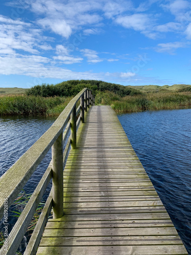 Ein Weg - Holzbrücke über einen kleinen See