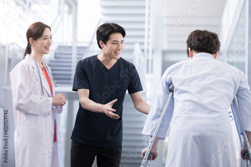 大学病院などの大きな病棟で働いている看護師(理学療法士)とドクターと患者の医療イメージ