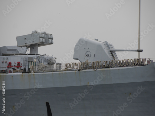 Foto Detail of modern warship with Rolling Airframe Missile and cannon battlecruiser